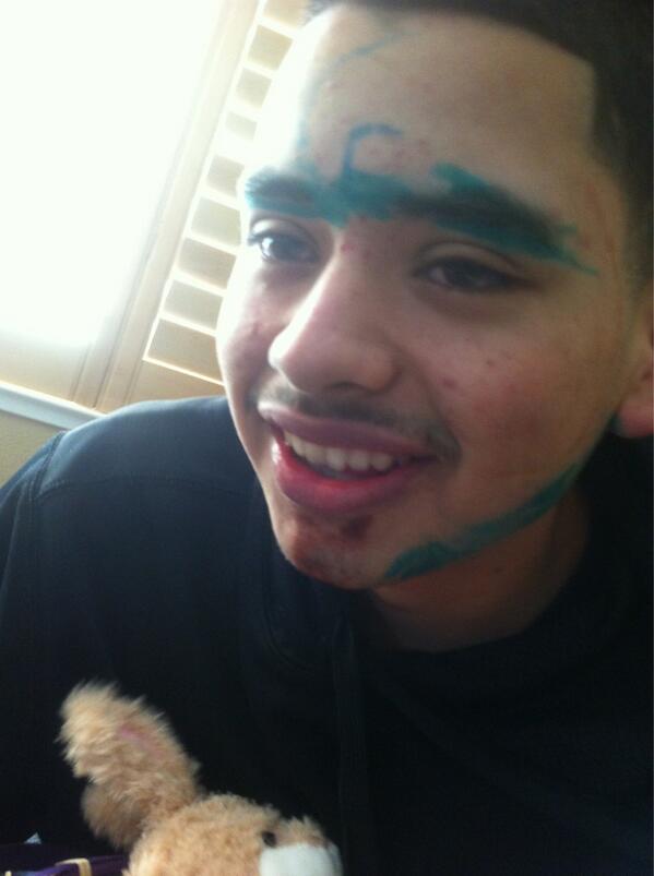 ARTiFACTA_'s tweet photo. Aye bro, you have a ill something on your face http://t.co/LJzN2jq9KG