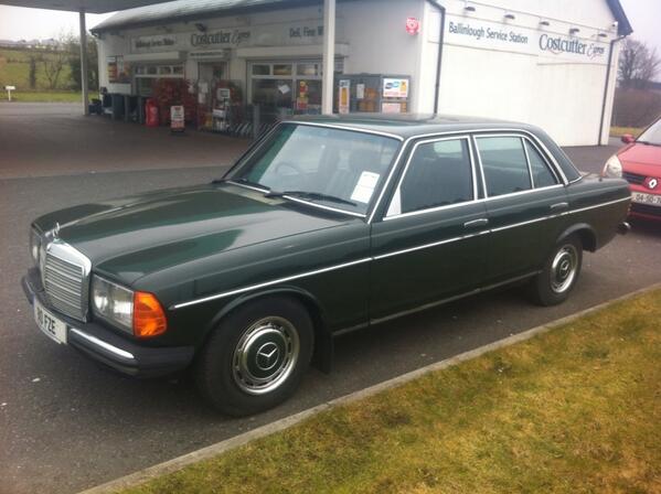 MercClinic's tweet image. Driving from Knock Co Mayo we encountered this beauty. She definitely needs some TLC but it is a nice #w123