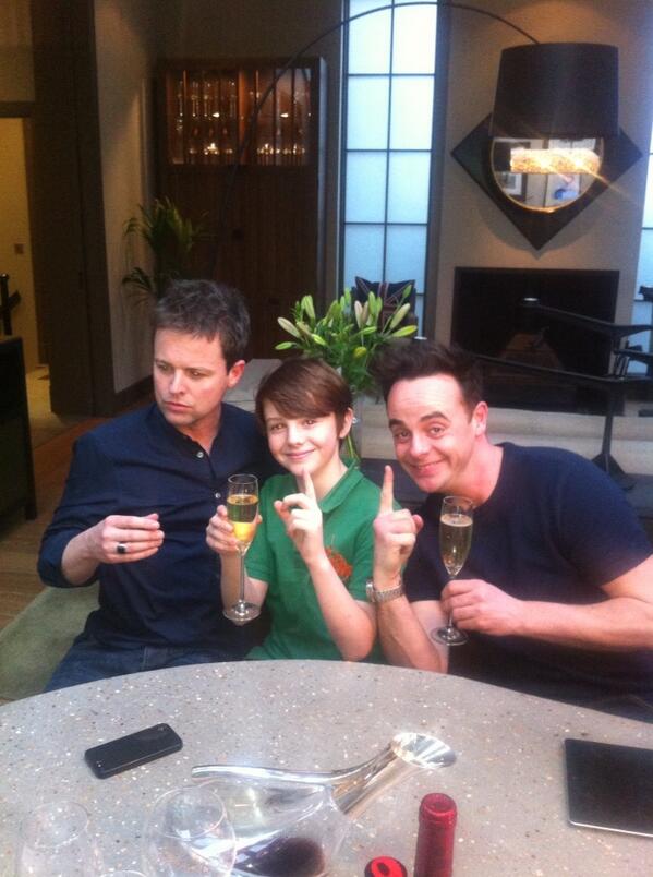 v16ncy's tweet photo. Number 1 congratulations @antanddec @D_Martin787 @OliverMartin_2 #party time. http://t.co/2c6UehW9ir