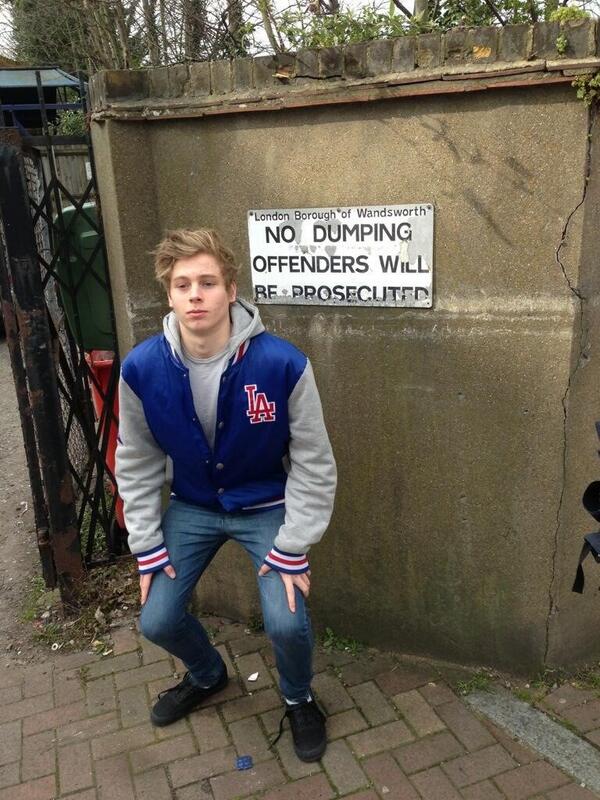 Luke5SOS's tweet photo. so much badass .. hahaha http://t.co/fzI93rb5p1