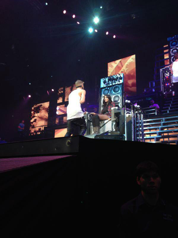 walkingdeadbieb's tweet image. "@BiebersManiaBR: Justin com a OLLG minutos atrás awn! &amp;lt;33 #CoberturaBelieveTourBMBR #Berlin #2World http://t.co/Wxqm4kYALc" e eu aqui