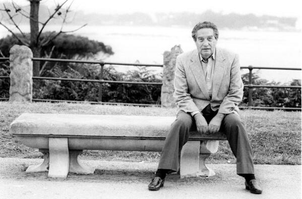 historia_mexico's tweet photo. "Ningún pueblo cree en su gobierno. A lo sumo, los pueblos están resignados “ - Octavio Paz http://t.co/W4Fqjo14mB