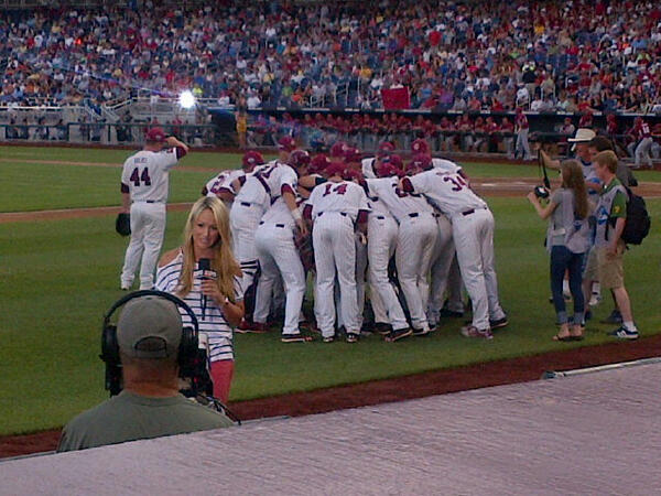 JennBrown's tweet photo. I need this! Love it! RT @DABOgotIVPeated: Still my most favorite picture from last years #CWS2012 #Gamecocknation http://t.co/3ti1ipc2eJ