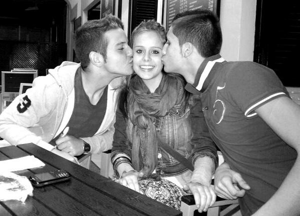 MariaOlmo27's tweet photo. @daniTitos @Danibauza18 Mis amoreeeees, os quiero :) http://t.co/J0IdSPN5WJ
