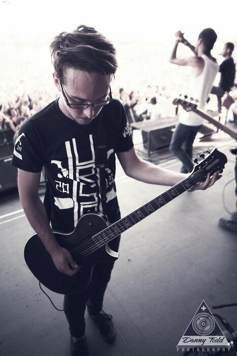 mayfiree's tweet photo. @WoeIsKevin what guitar is this that you use? Is it a custom guitar? http://t.co/BJqtwBMFqF