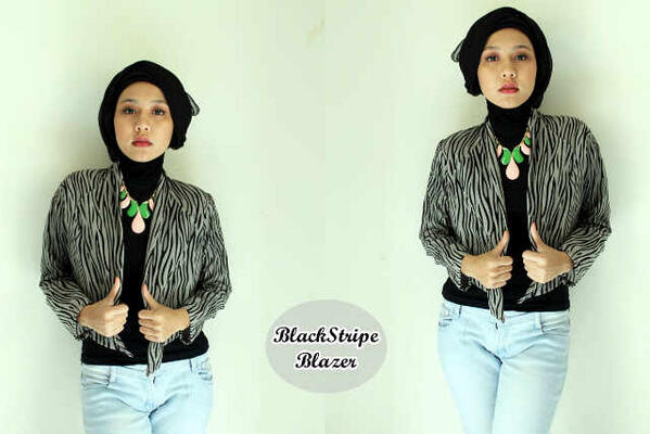 arinahijabstore's tweet photo. Black stripe blazer. Bahan chiffon. Harga 85.000 http://t.co/USbXWRgpCX