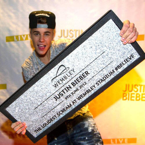 BieberIndonesia's tweet image. #marchrecap Justin dapet penghargaan dari Wembley Stadium untuk the loudest scream #beliebers ;)