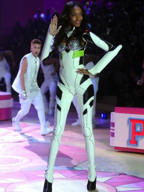 BieberIndonesia's tweet image. #marchrecap Justin bilang ke salah satu model Victoria&apos;s Secret &quot;You&apos;ve got nice tits&quot; WHATTT?