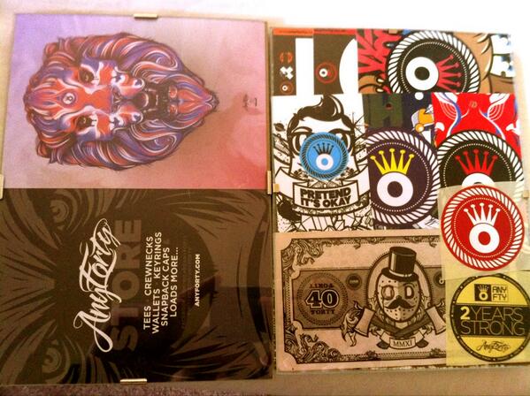 epidemixx's tweet photo. Knocked up a few little picture frames with some @AnyForty bits I found cleaning off the desk!! http://t.co/4lDGFXFgAw