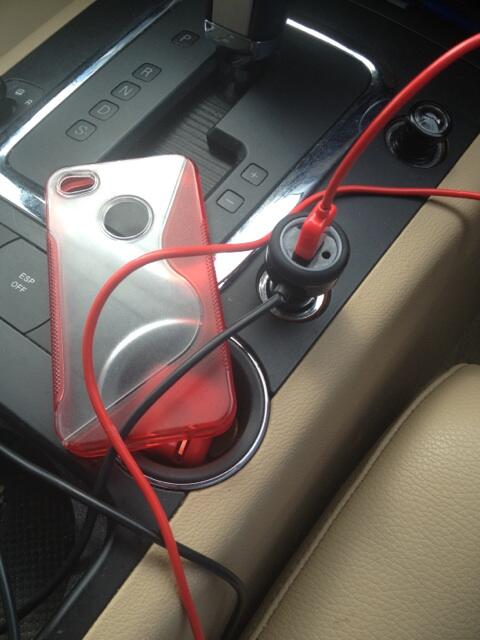 Scarpatte_'s tweet image. My charger always matches my cases ! 👌 #allred #errthang