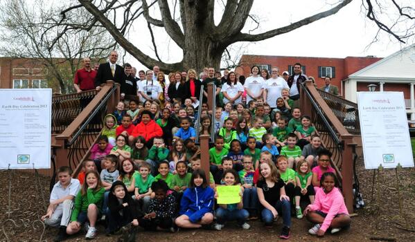 CampbellsvilleU's tweet photo. Earth Day kicked off yesterday on Stapp lawn under the signature Great Oak tree. @CUGreenMinds plans more activities. http://t.co/pixf6HbsoX
