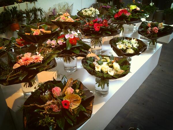 ValentionF's tweet image. Verras uw secretaresse met een creatief boeket op 18 april 
Wij wensen jullie een fleurige dag toe #secretaressedag