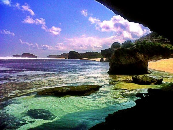 #DestinasiWeekend dari <a href="/indrisjafri/">indri</a>: Pantai Watu Karung Pacitan #JawaTimur