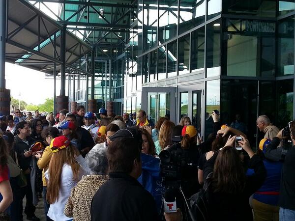 PattyPoleo's tweet photo. Imágenes de compatriotas en New Orleans a seguir su ejemplo! http://t.co/KuYHpxjreE
