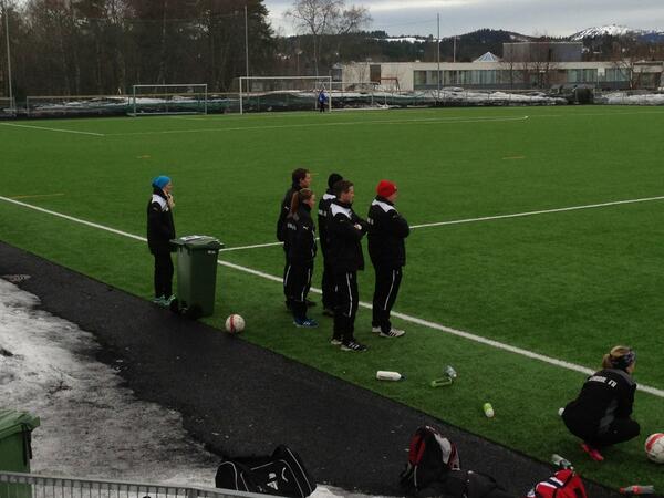 ByaasenKF's tweet photo. Trenerteamet til @Heimdalkf står med en kompakt femmer på midten..... @Stilesinho @KentRBJ http://t.co/OPWO7zT2WR