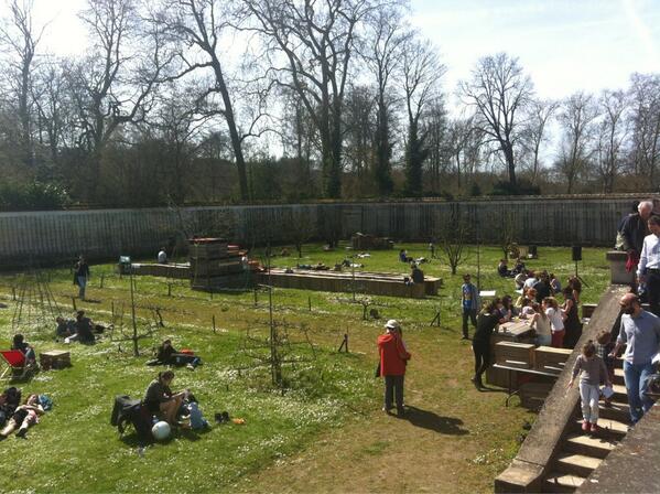 Prochain spectacle "Although I live inside..." Robyn Orlin et Sophiatou Kossoko rdv sur les gradins pour 16h