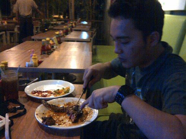 Strugling to eat my T-bone. Cc: <a href="/miluvjay/">drg. Fitrya Dyah W</a>