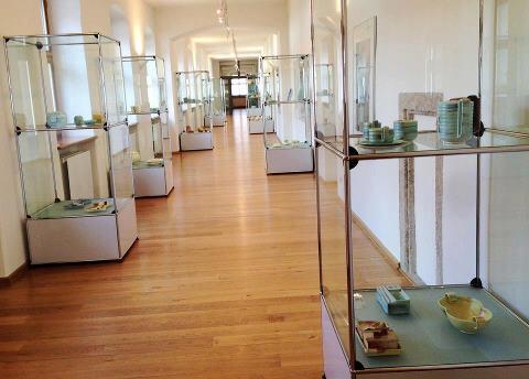 EvaZeiselMemoir's tweet photo. Incredible exhibition #EvaZeisel fans! At the Internationales Keramik-Museum Weiden, Germany. http://t.co/YyiK9z33G7