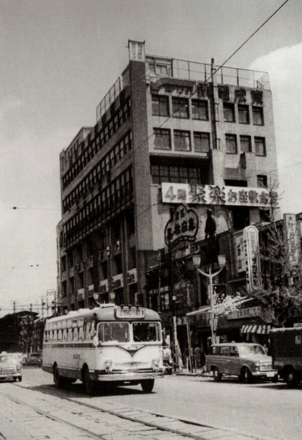 だあびい 1925年開業の老舗遊園地である京成谷津遊園地にバラ園を新設するために1958年1月渡米した当時京成専務川崎千春は1955年開業のディズニーランドを訪問しそこで大変に感動し日本の子どもたちに見せたいというのが発端だった 当時の京成本社 Http T