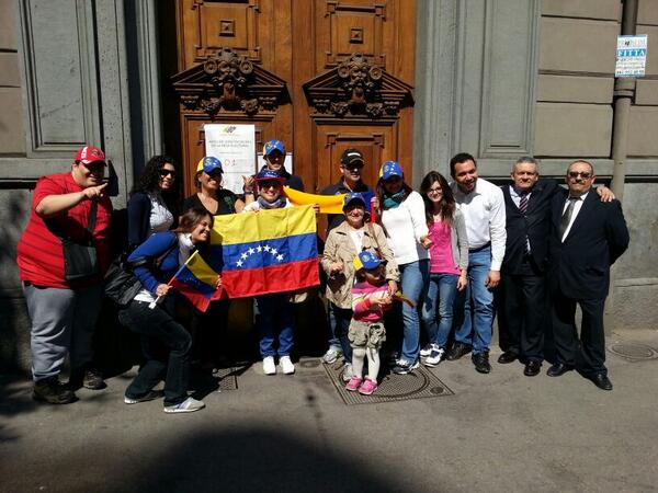Venezolanos ejerciendo el voto en Napoles-Italia <a href="/globovision/">Globovisión</a> <a href="/hcapriles/">Henrique Capriles R.</a>