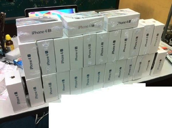 iPhonesWinnen's tweet photo. WIL JE EEN IPHONE 4S WINNEN? IK HEB ER HIER 100 LIGGEN ! >>> VOLG @MijnLevenStyle EN RETWEET DIT EN MAAK KANS !!! <<< http://t.co/XkCCNtuABz