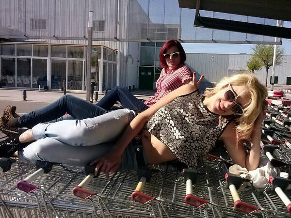NktSan's tweet photo. A falta de playa... carros del carrefour!! #imaginacionantetodo http://t.co/y6iZ0lNp25