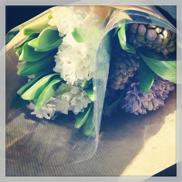 rubiwenham1234's tweet photo. Lovely spring flowers from @MrsFloristTW they smell amazing x http://t.co/CeJlnTdlMc