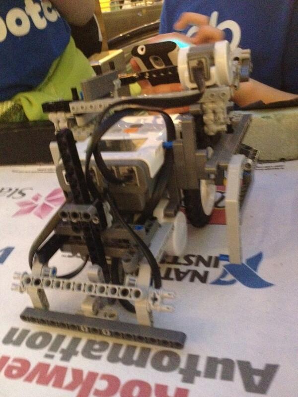 MarviClemente's tweet image. Mr.Squiggles, an #msibot @roboweek in @msichicago from a team of @girlscouts