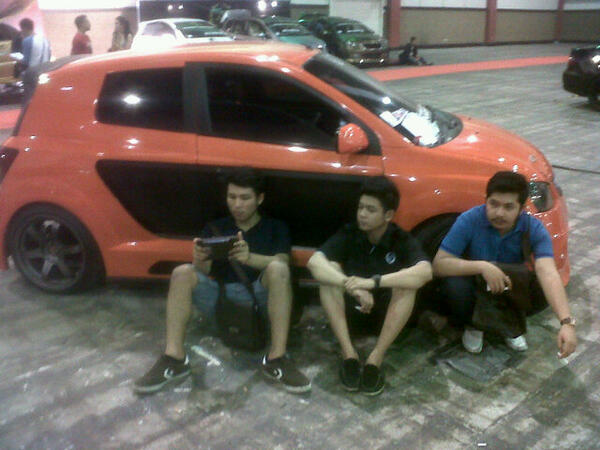 Kegiatan menunggu pembagian piala