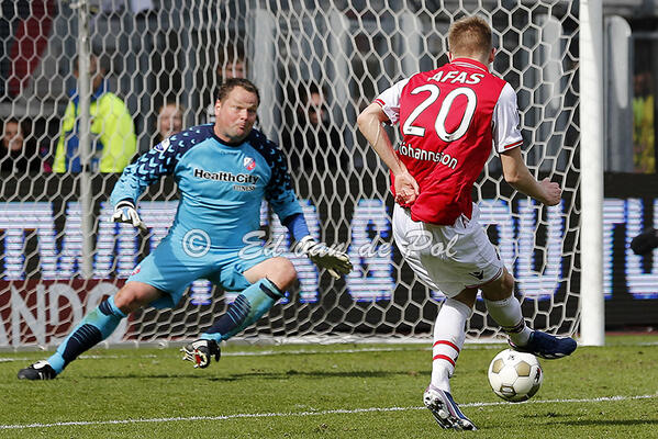 edvandepol's tweet photo. The first goal of Aron #Johannsson for #AZ @aronjo20 6-0 #Alkmaar http://t.co/WZyPFyiZKY