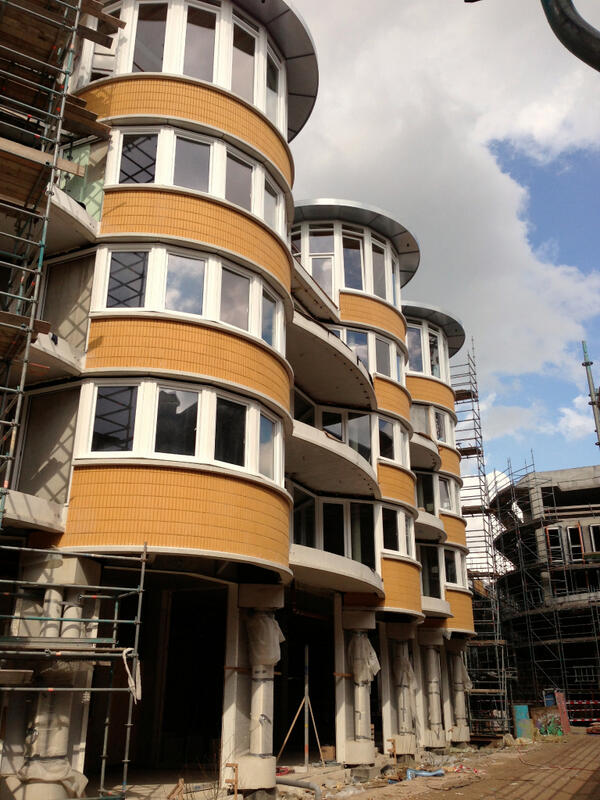 De 'trommelwoningen' van Oostpoort 3 zijn uit de steigers! Mooie serre en balkons op zuid!