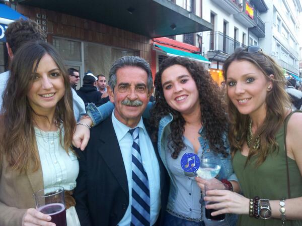 ArenalElena's tweet photo. Grande revilla en LA FOLIA! vaya crack!!@laurisilvah @isa_poo @RevillaMiguelA http://t.co/pvIeIU0Jmq