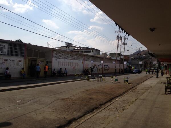 Kathe_Ulloa's tweet photo. @RConfidencial 2:55 centro electoral de guácara Edo Carabobo http://t.co/nYpjfMi6xH