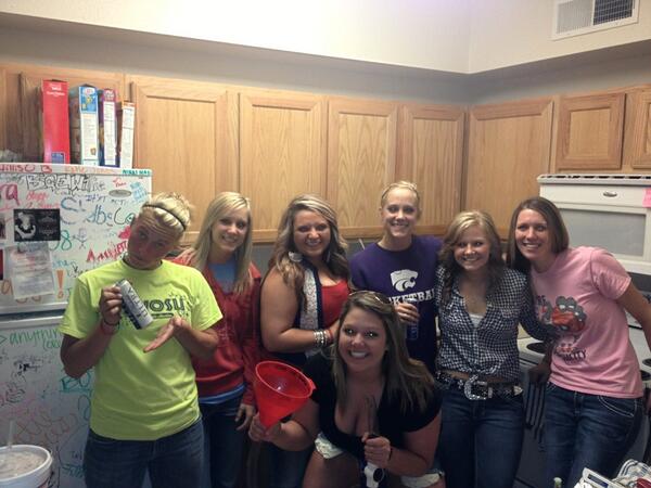 shelbell_09's tweet photo. What a great night🍻🍸🍻🍸
#rodeoweekend #makinmemories @nikkihager1993 @10B_Jackson @Ttay22 @MaRiahOyler  @SaRayaOyler http://t.co/EkShPxdGzd