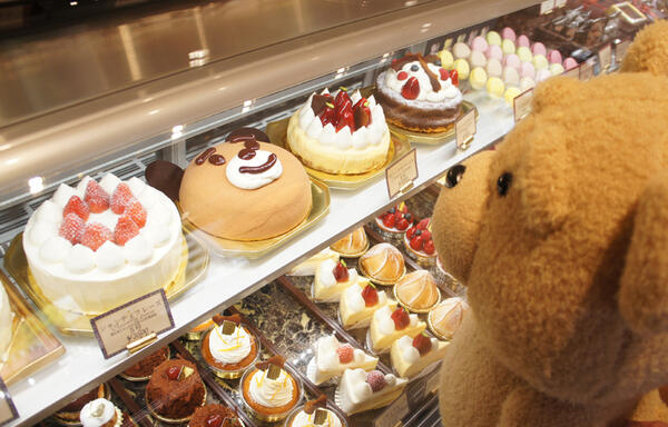 TED_MOVIE2013's tweet photo. こないだ写真上げたケーキの店「パティスリー レザネフォール」って名前だって【テッド】  #変なクマ http://t.co/Dnu1OrIKTz