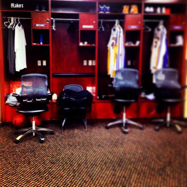 _InsertHoeJoke_'s tweet photo. :(( RT @Lakers: Been a long time since a jersey wasn’t hanging in this locker. #Recovery24 http://t.co/1nSLwjnUff