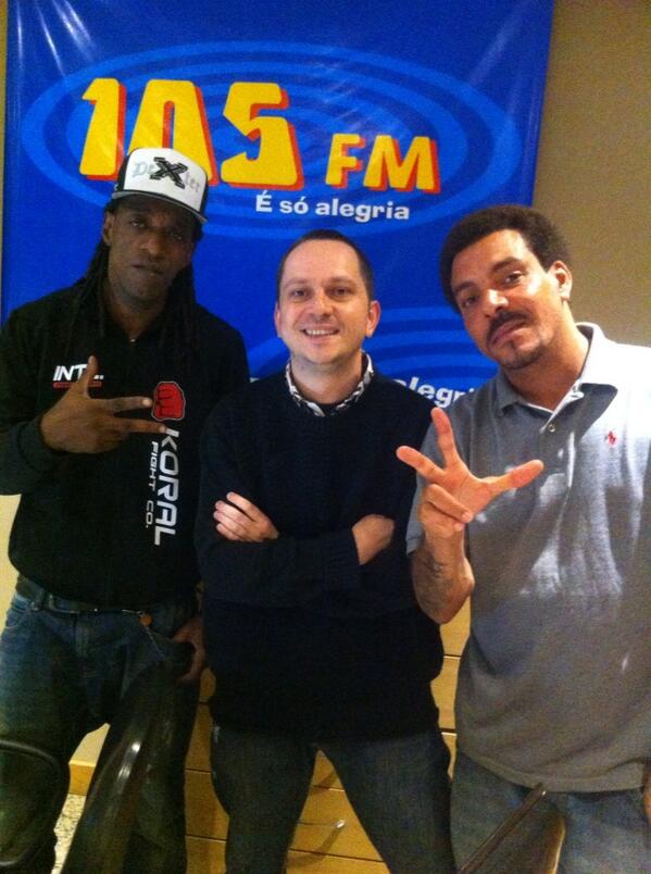 dexter8anjo's tweet photo. NA 105FM COM MEUS MANOS @iceblue E @fabiorogeriosp NO PROGRAMA #BALANCORAP. http://t.co/Joxb36nDwd