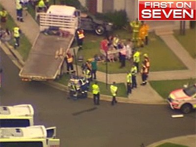7NewsSydney's tweet photo. #breaking: 4 people have been hurt in a crash at #MiddletonGrange. Truck was reportedly trying to avoid baby in pram http://t.co/mpastcoSB5