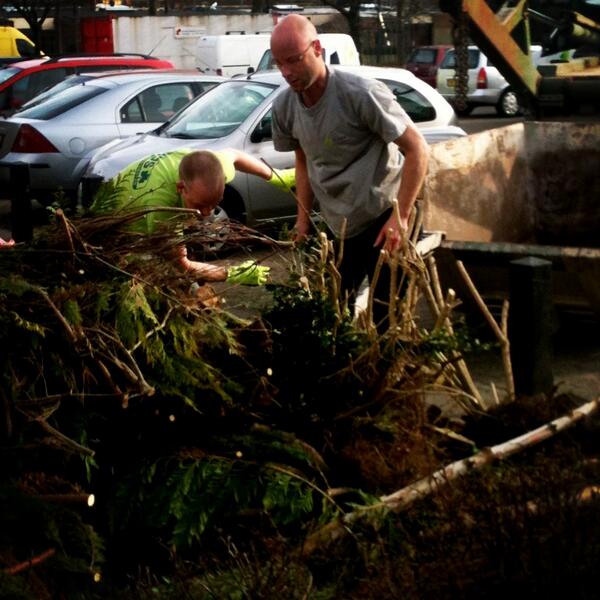 presentadoorn's tweet photo. Medewerkers @drosschoonmaak helpen een hulpbehoevend echtpaar op een grandioze wijze met hun tuin #mvo #prachtig http://t.co/7FLaeA7s9I