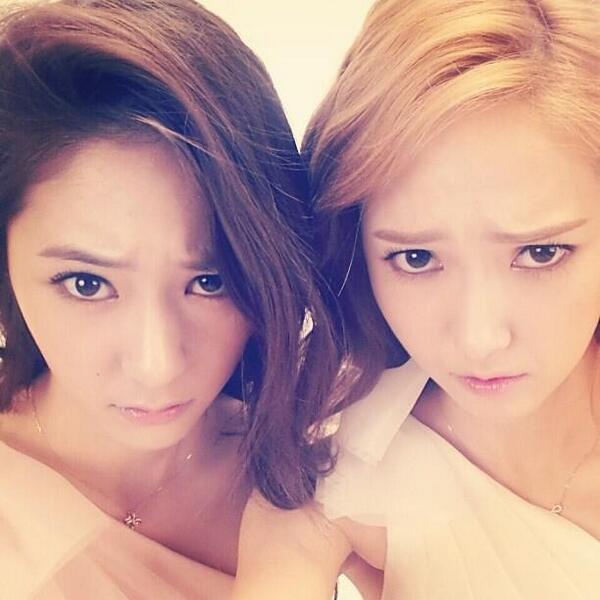 [PIC][18-04-2013]Selca mới nhất của Jessica và Krystal  BH4f_XpCQAAfeCt