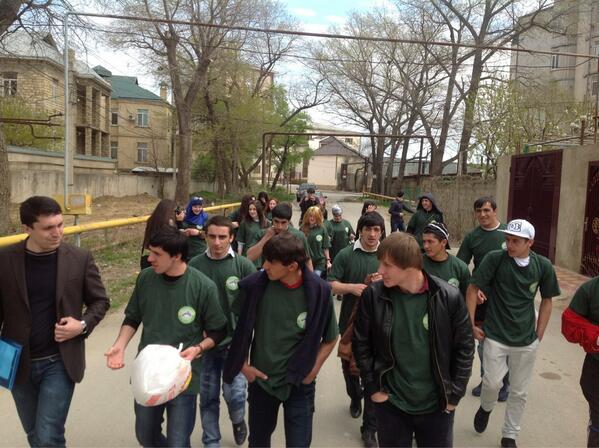 Vinsent2011's tweet image. Волонтеры #ДагГАУ двигаются в сторону парка. Акция #МаршПарков #ВесенняяНеделяДобра