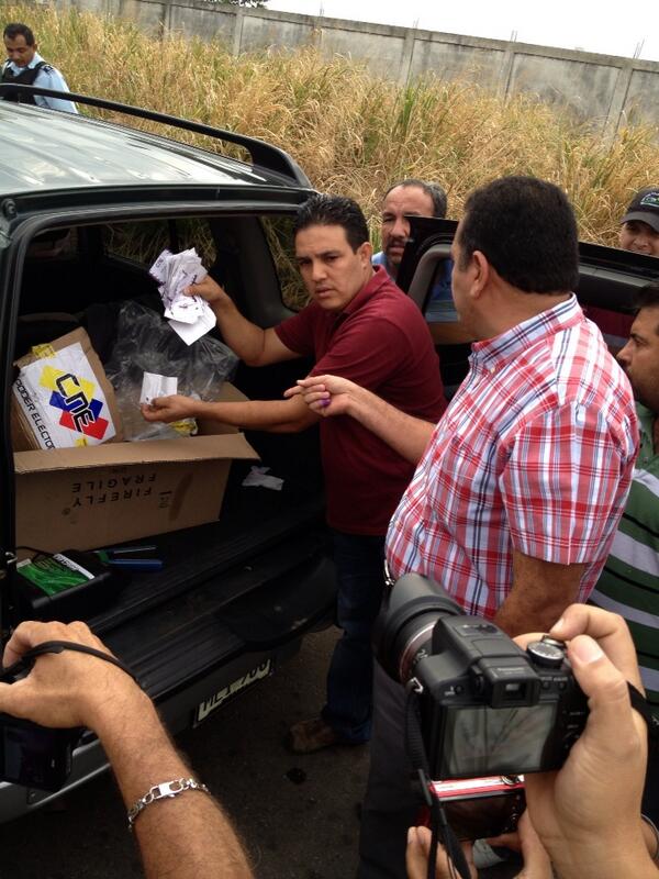 AZUAJE_WILMER's tweet photo. Para todo el mundo que le quede claro encontramos urnas electorales votadas en la troncal 5 RT a este mensaje http://t.co/fMKwrNOYF5