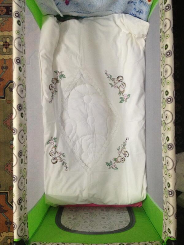 feymanege's tweet photo. Bu da Aydın'daki yatağım ve babamın bebeklik yorganı. http://t.co/CwevPYKrpL