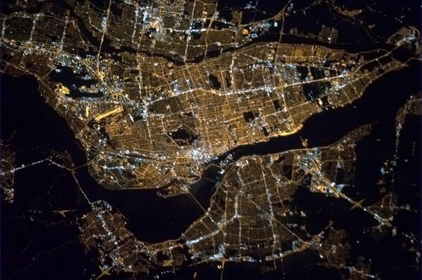 Cmdr_Hadfield's tweet photo. La ville de Montreal brille sur une nuit de printemps. http://t.co/2RCIFHUPfd