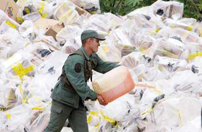 napoleonbravo's tweet photo. Esta la muestra de la democracia mas viva y vibrante de América: la quema de la prueba " http://t.co/Axdcgh5FyB"