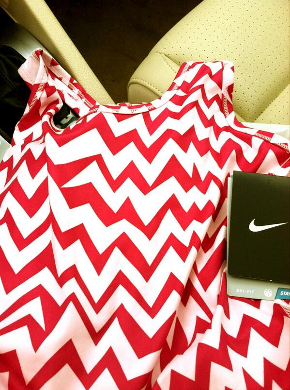 cldem's tweet image. Went out for @BODYGLIDE &amp;amp; a salad, going back to the office with this. @nikewomen Love the crazy chevron #runpretty