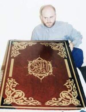_Weird__facts's tweet photo. أكبر مصحف ( قران ) في العالم . http://t.co/GX6ZpG4uQL