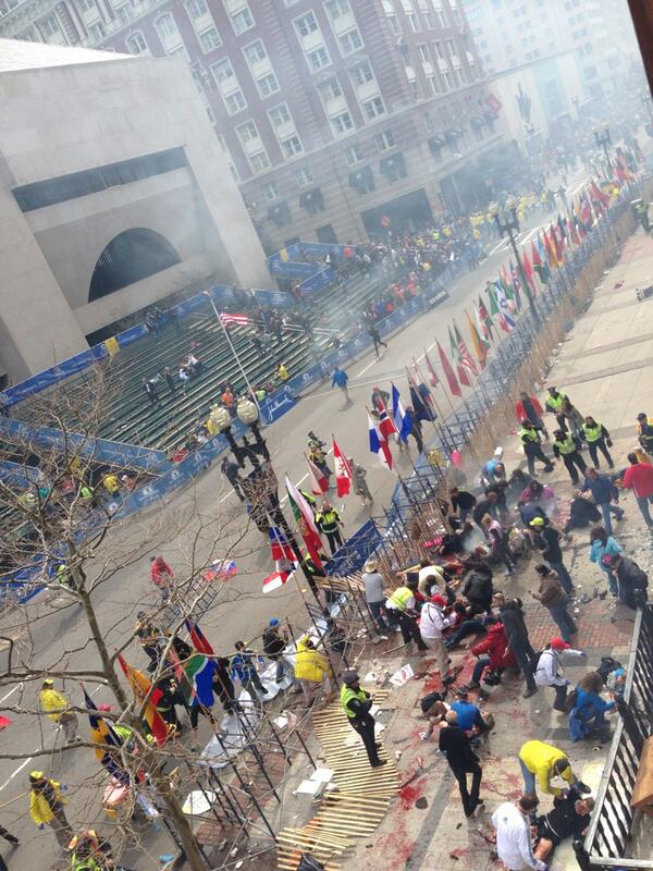 Estados Unidos: Video - Decenas de heridos por dos explosiones en el maratón de Boston  BH6fwFvCUAA-PWb