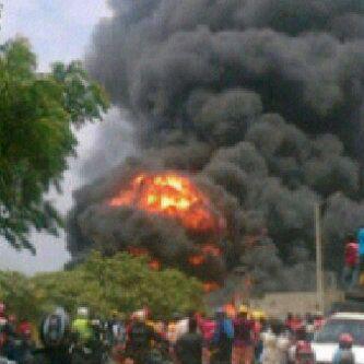 vdmarchena's tweet image. RT @SeanCarloz: Quemas urnas CNE en Villa del Rosario Estado Zulia @ComandoSB @hcapriles #Puebas!! #FraudeElectoral