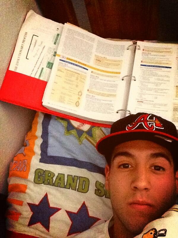 alejandrito_93's tweet image. I give up on this studying crap... #hurt #tired #almosttimeforwork #bio